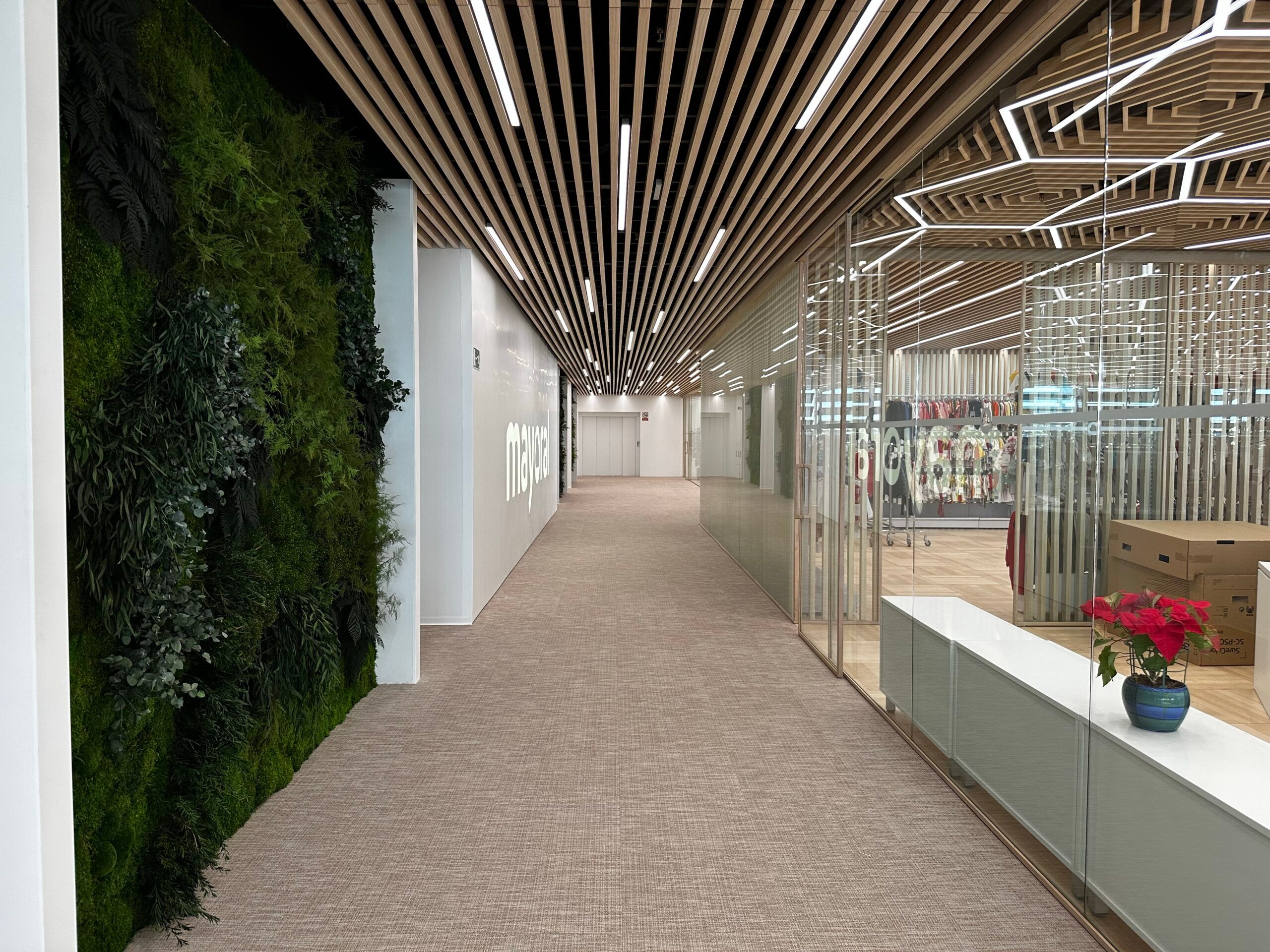 SYSTEM introduce la naturaleza en las nuevas oficinas de Mayoral